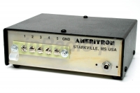 Przełącznik antenowy AMERITRON RCS-8VLX wyposażony jest w kilka gniazd zasilania (niskiego napięcia) przekaźników